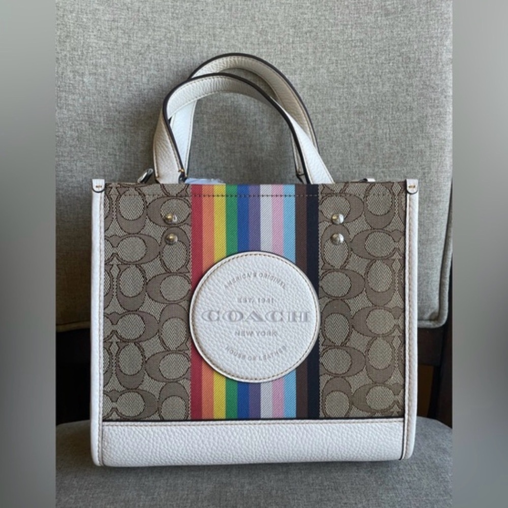 LIke New!!! COACH Dempsey Tote 22 in signature Jacquard - Picture 9 of 13